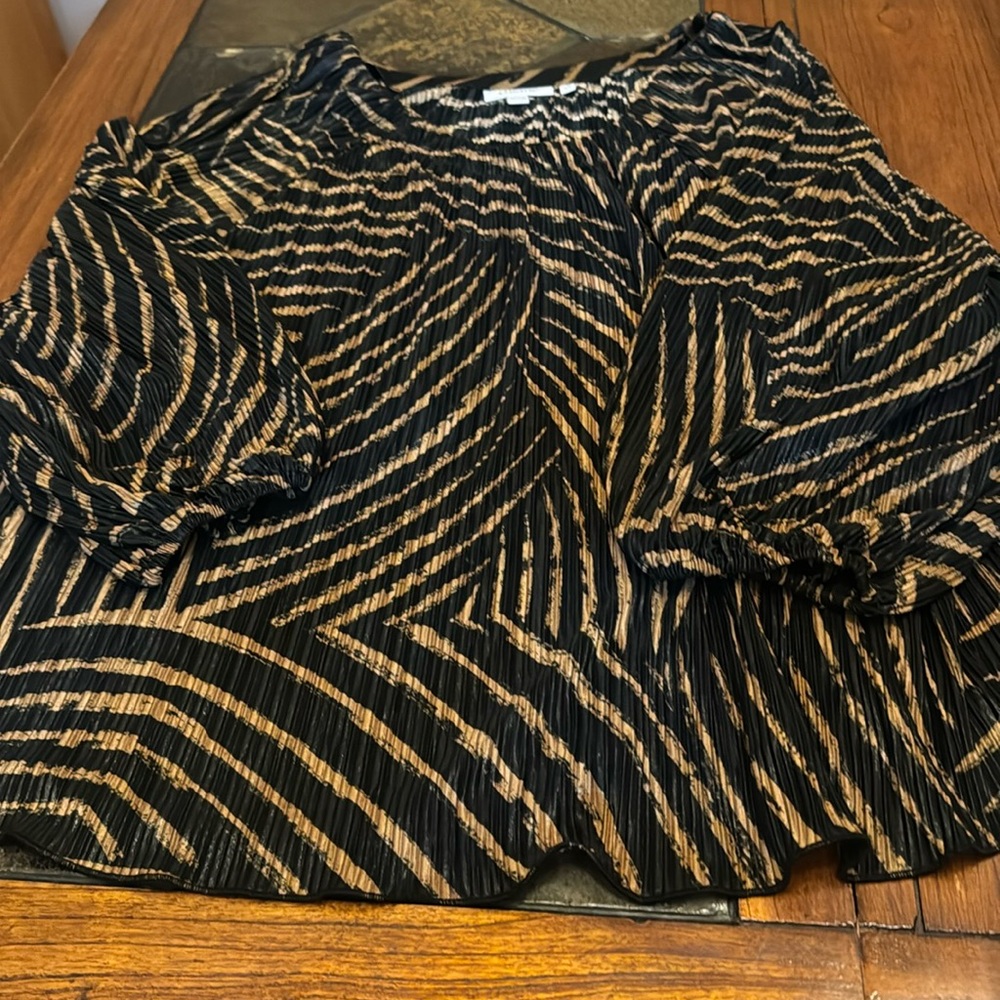 Size 4 (xxl) small pleated top with elastic bands at arms.